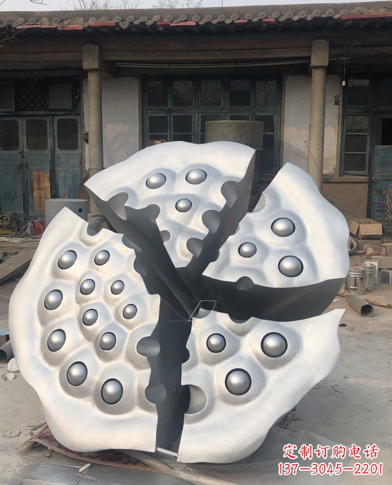 武汉玻璃钢莲蓬雕塑美丽的象征