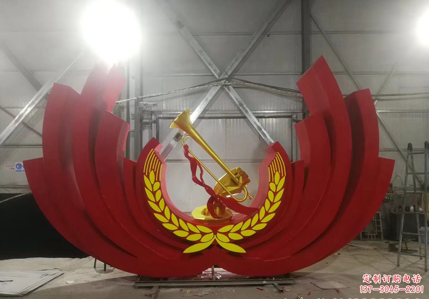 武汉不锈钢冲锋号雕塑缅怀英雄,祝福未来