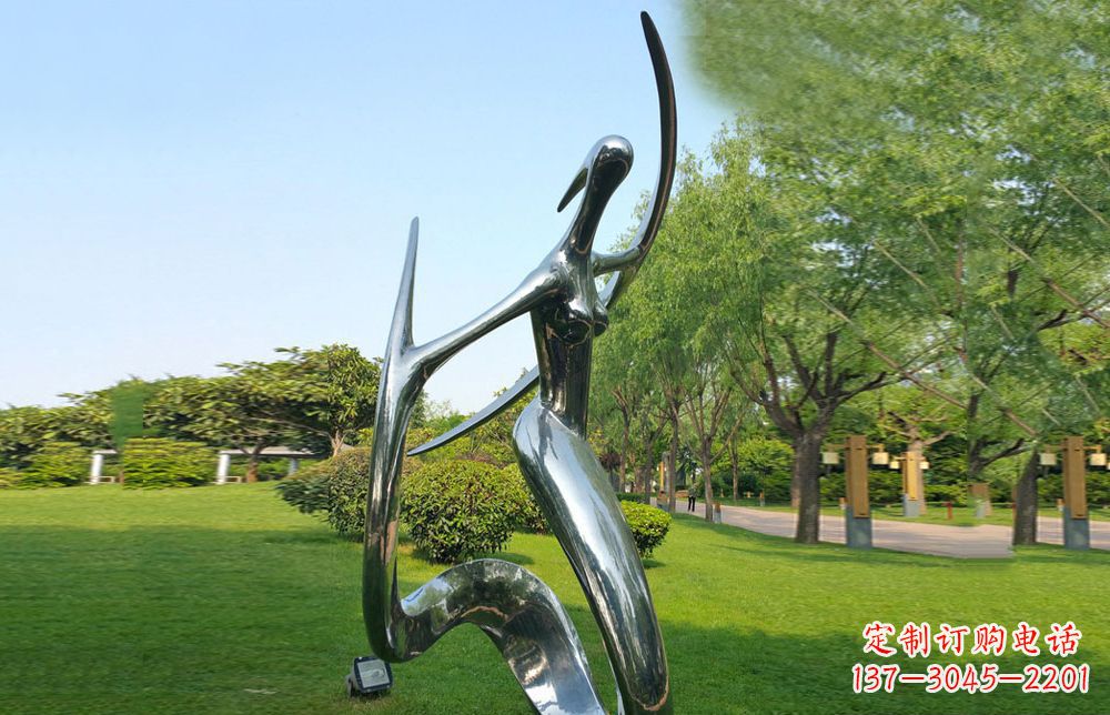 武汉不锈钢美女雕塑给公园注入活力