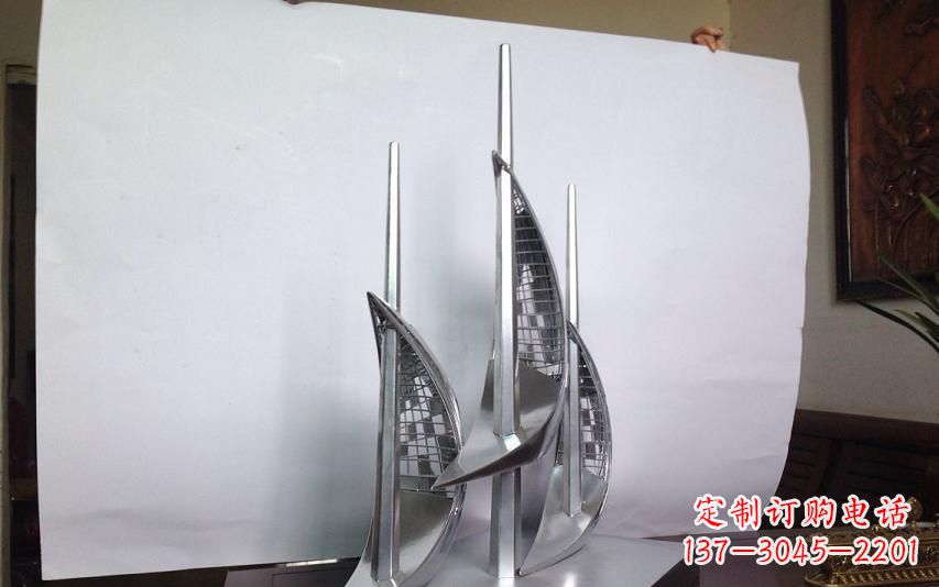 武汉不锈钢帆船雕塑传承精神的象征