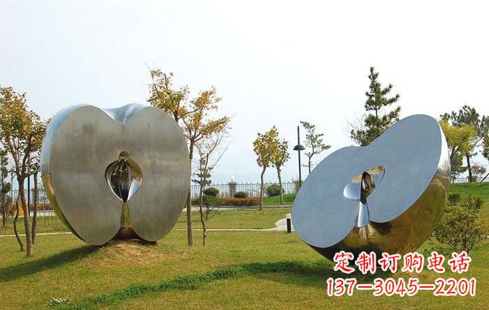 武汉不锈钢公园半块苹果雕塑