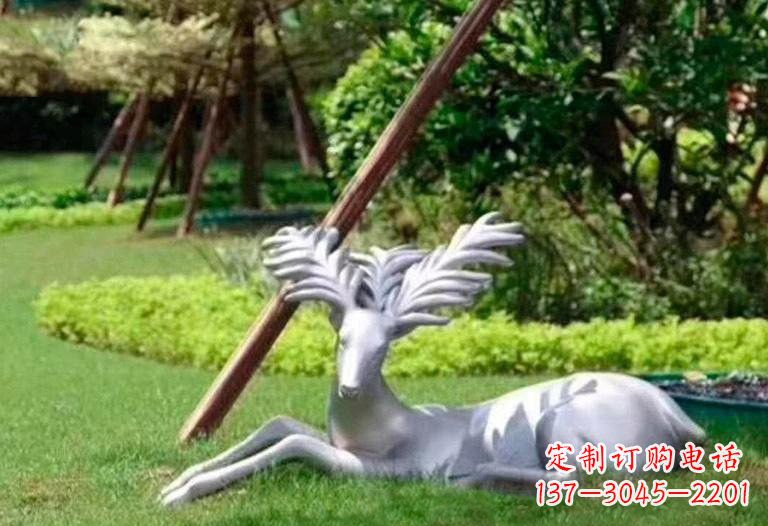 武汉不锈钢公园大角鹿雕塑精致而美丽