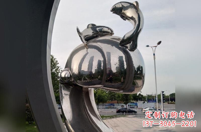 武汉海浪下的海鸥雕塑