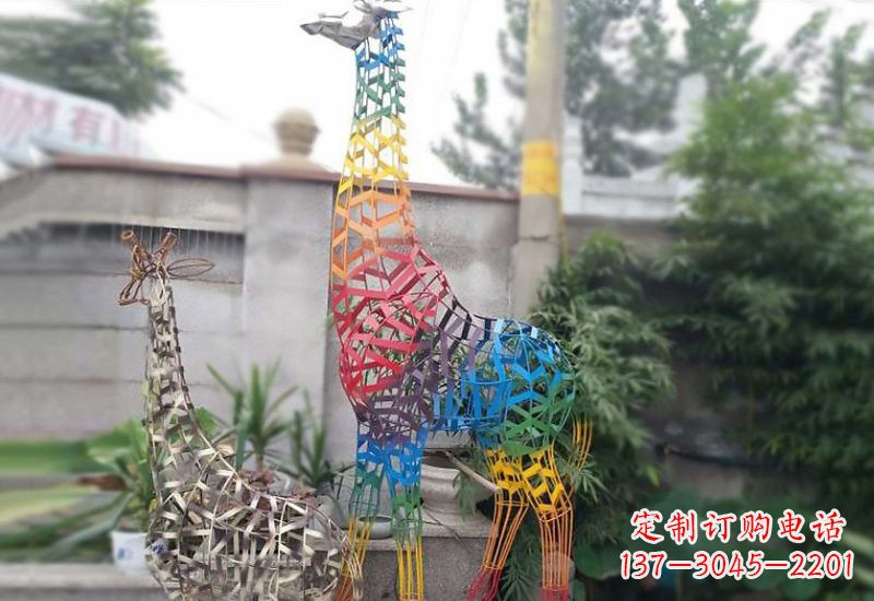 武汉长颈鹿雕塑优雅而古典的艺术