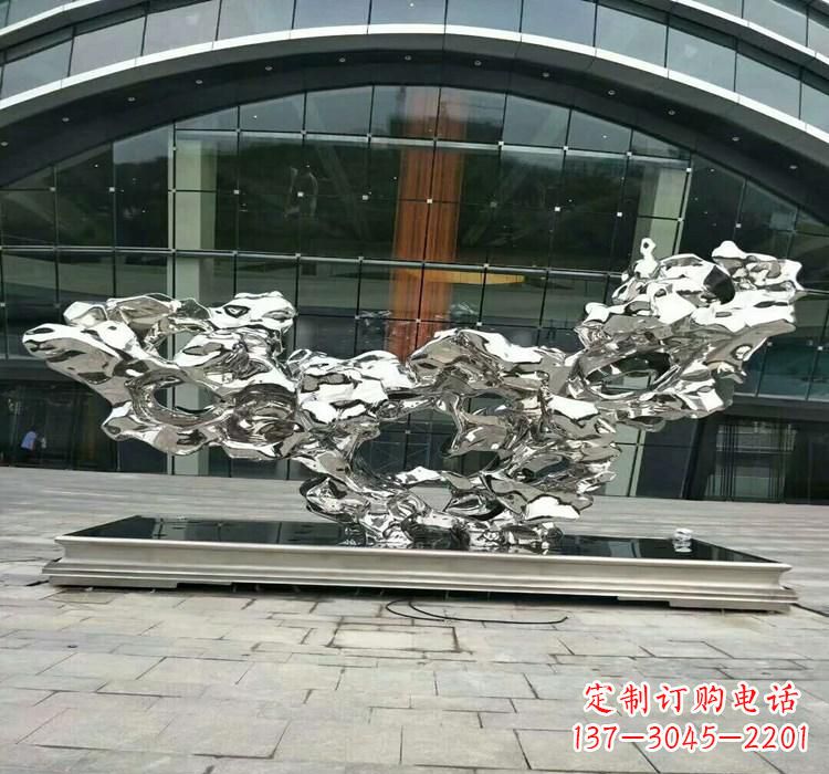 武汉灵动的太湖石雕塑
