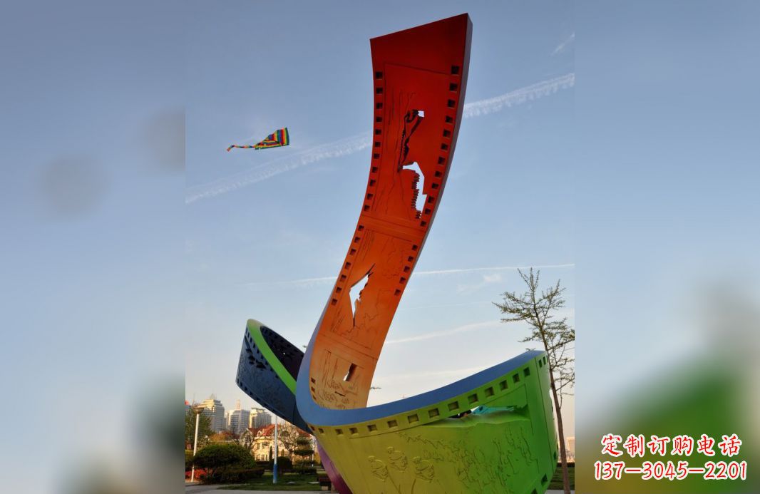 武汉不锈钢五彩胶卷广场雕塑——现代美学的象征