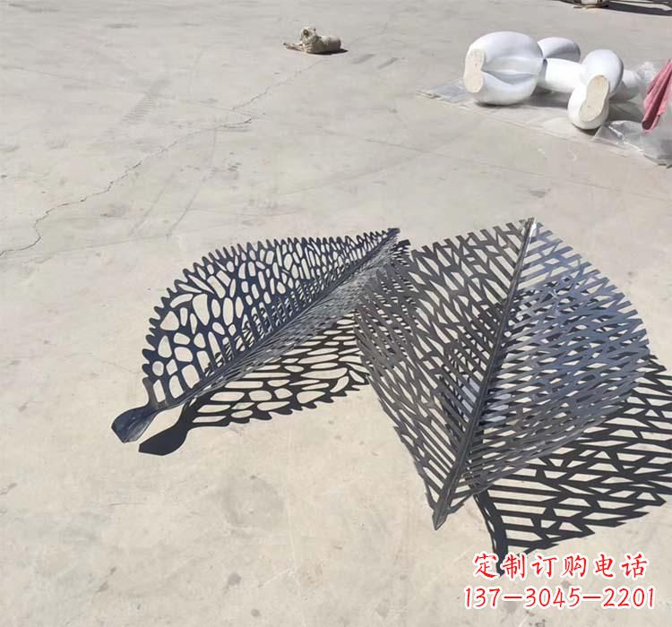 武汉不锈钢园林镂空树叶雕塑给空间增添美感