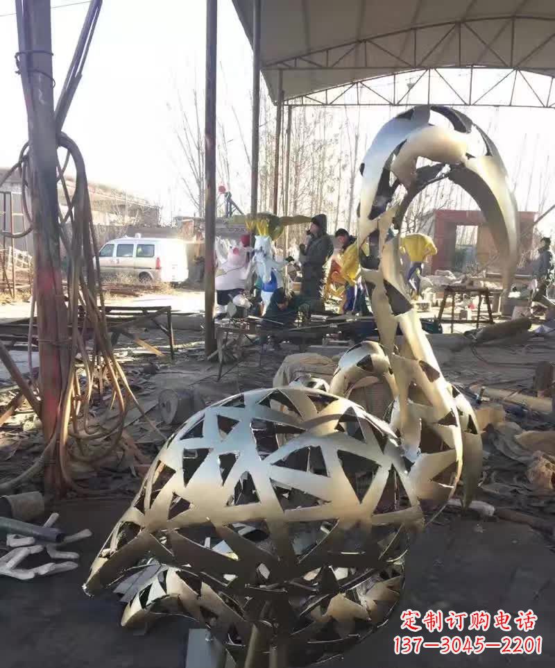 武汉不锈钢天鹅雕塑象征着幸福的美好