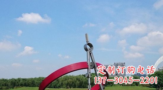 武汉不锈钢圆规雕塑环绕着美景