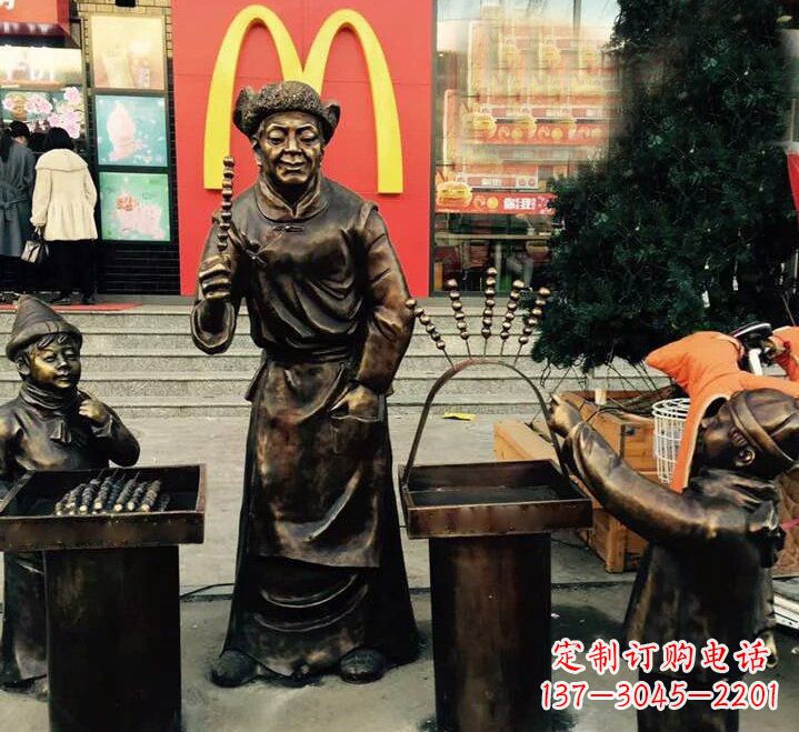 武汉步行街上的糖葫芦铜雕