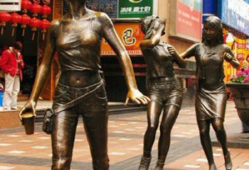 武汉步行街逛街的女孩以铜雕的形式永久保存