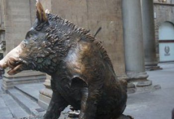 武汉野猪雕塑给步行街带来美丽风景