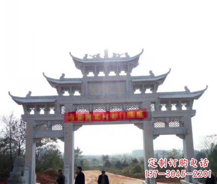 武汉村庄三门石雕牌楼