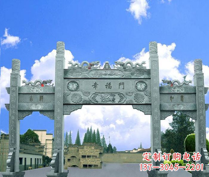 武汉村庄三门牌坊的雕塑之美