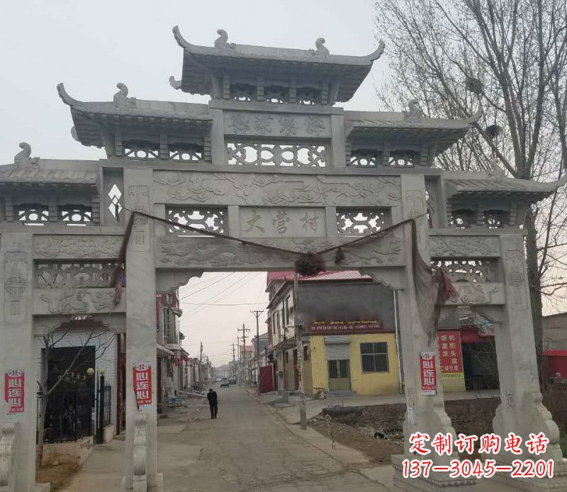武汉村庄三门石牌坊石雕传承古老文化
