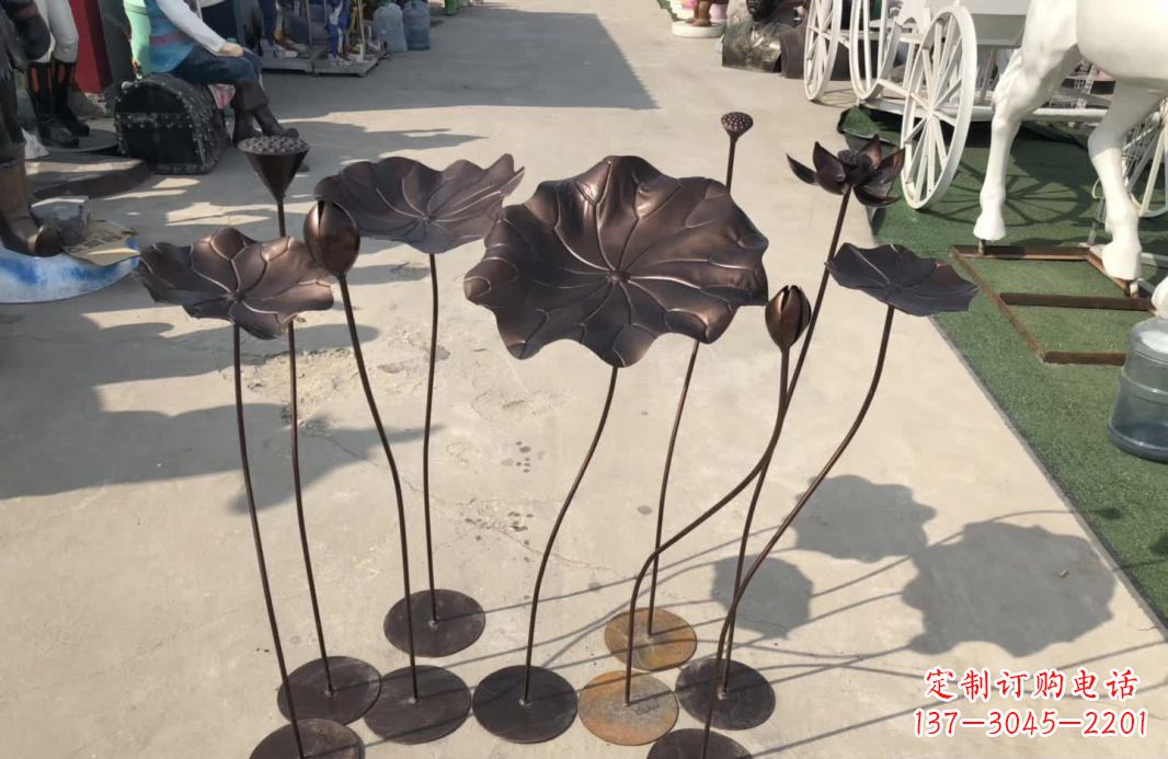 武汉锻铜园林异彩纷呈的荷花雕塑