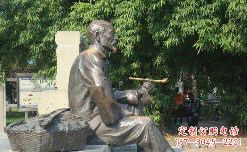 武汉公园抽袋烟的老人小品铜雕