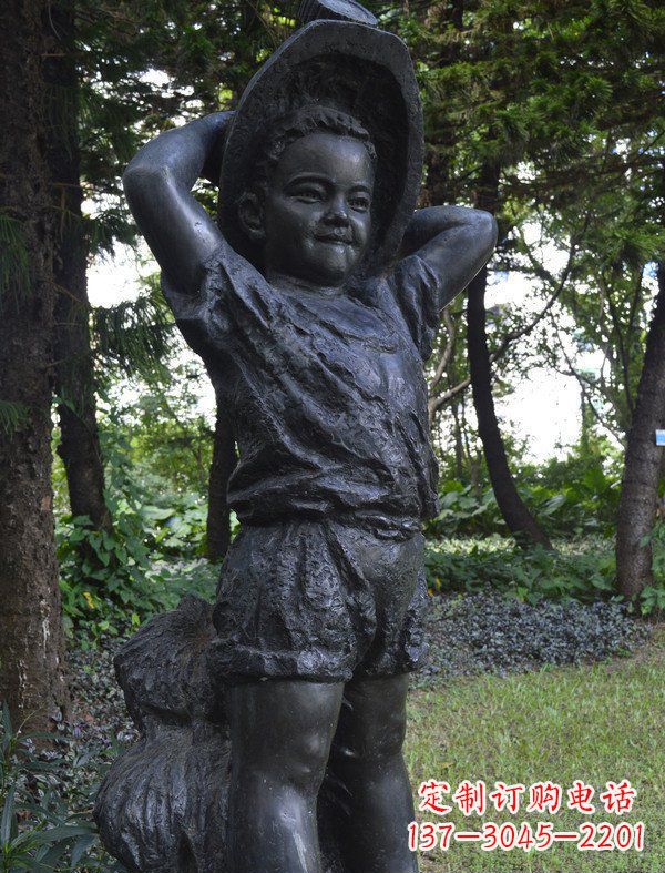 武汉公园戴草帽的小男孩人物铜雕