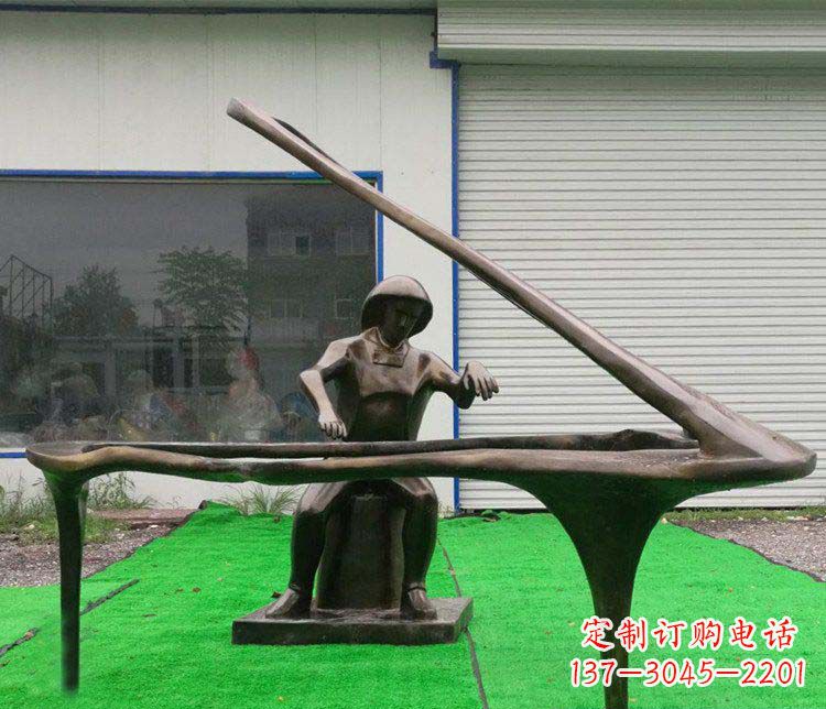 武汉公园弹钢琴的抽象人物小品铜雕
