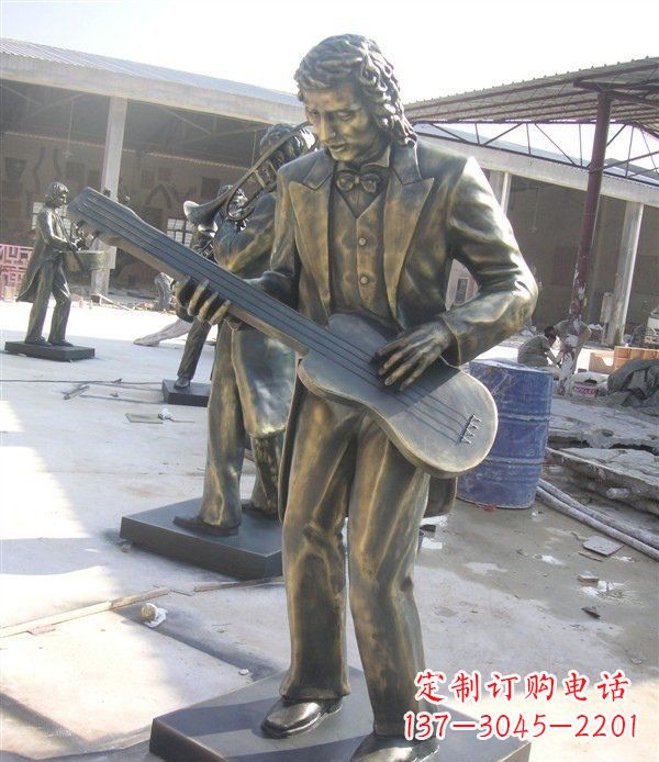 武汉公园弹吉他的西方人物铜雕