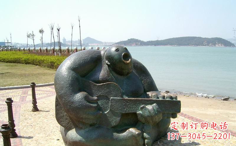 武汉音乐驻足,公园弹吉他铜雕