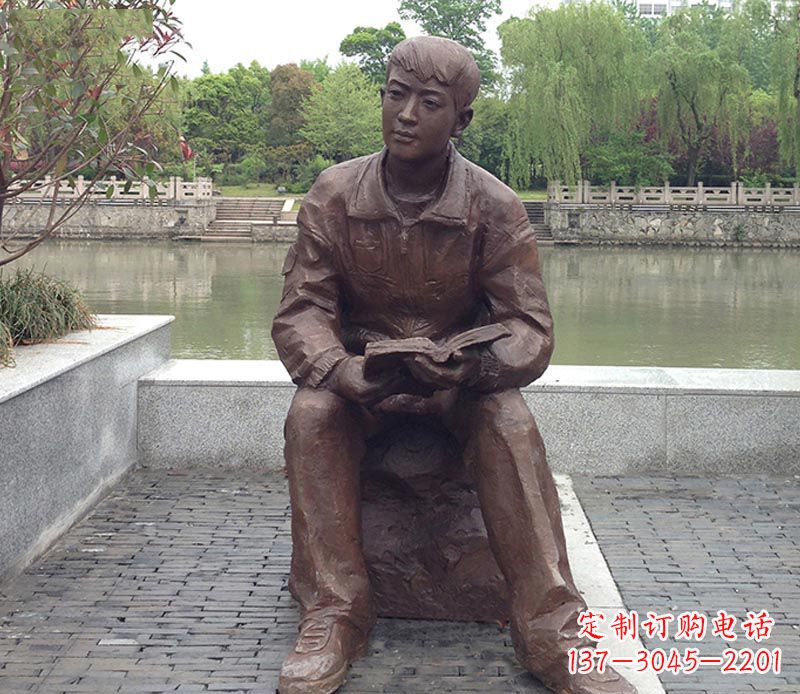武汉公园看书的男人铜雕