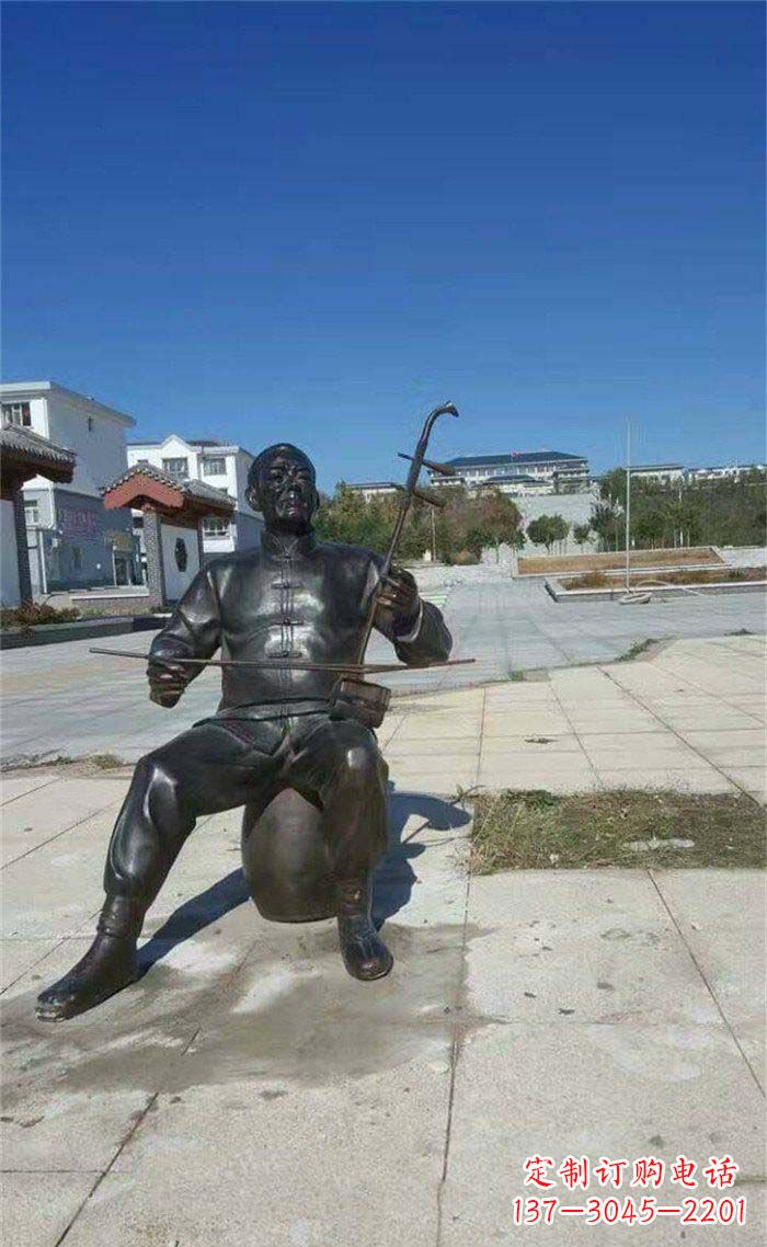 武汉公园拉二胡的人物铜雕