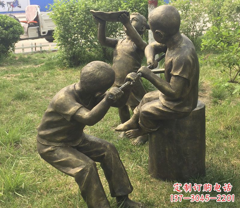武汉公园玩水的儿童铜雕