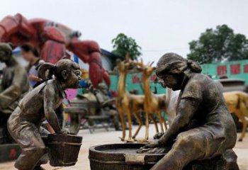 武汉注重传统的母爱——广场铜雕母亲洗衣服小品雕塑