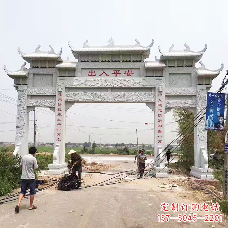 武汉质朴粗犷的三间四柱农村石牌坊雕塑