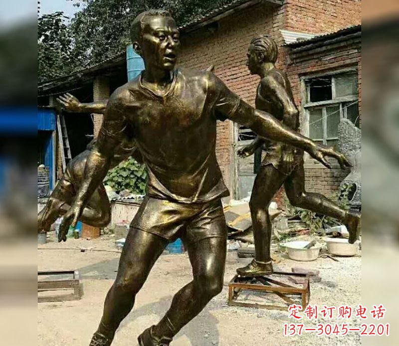 武汉踢足球广场人物铜雕