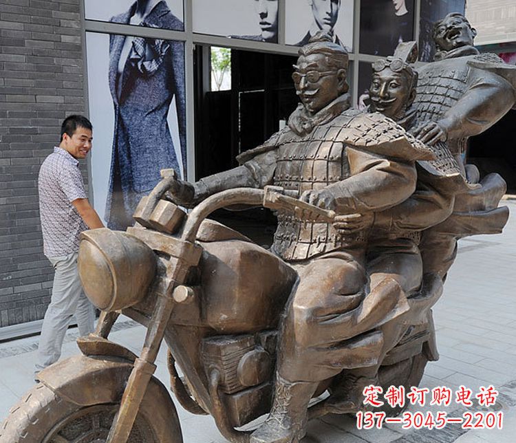 武汉铜雕街头骑摩托人物雕塑