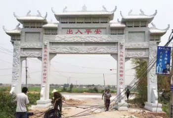 武汉质朴粗犷的三间四柱农村石牌坊雕塑