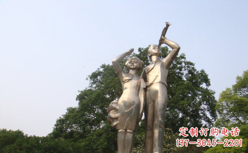 武汉校园吹军号敬礼的小学生人物景观铜雕