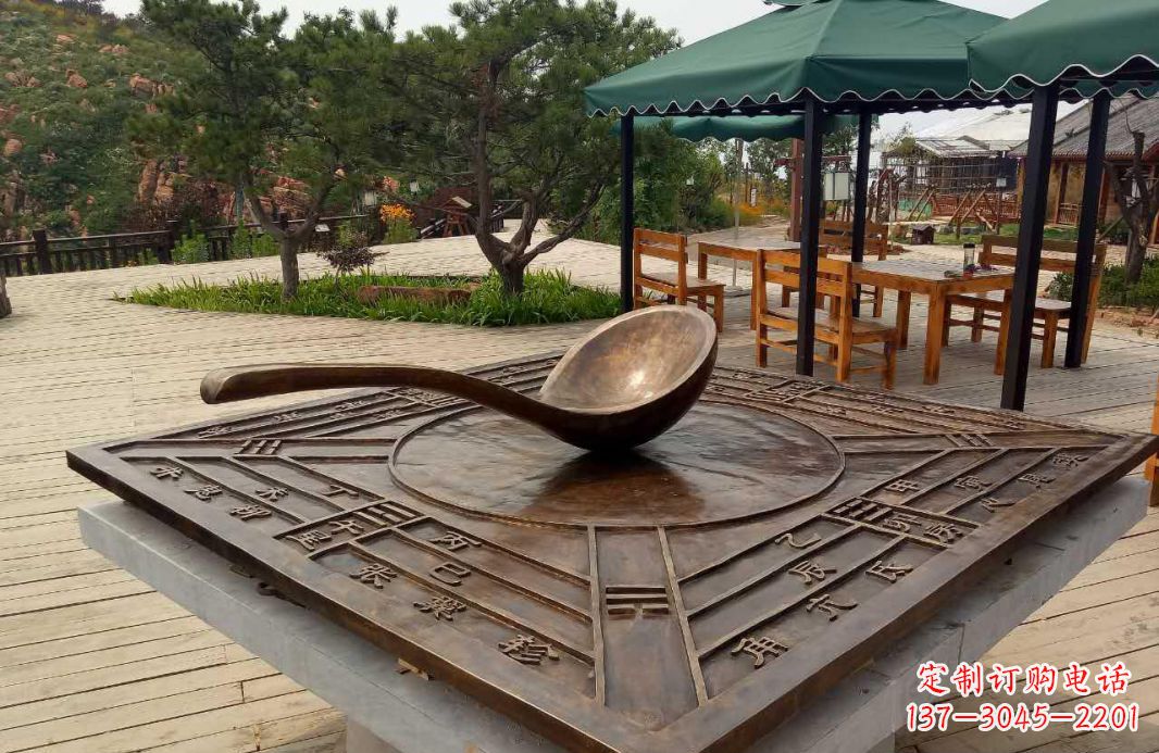武汉校园古代司南铜雕