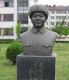 武汉校园雷锋铜像
