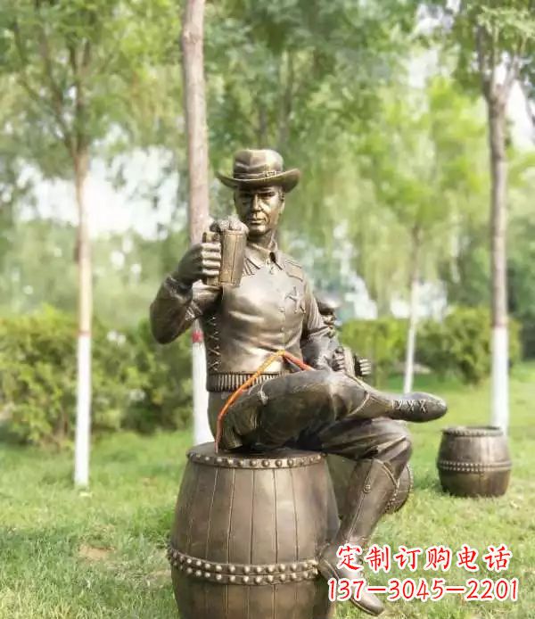 武汉坐酒桶喝啤酒的牛仔铜雕